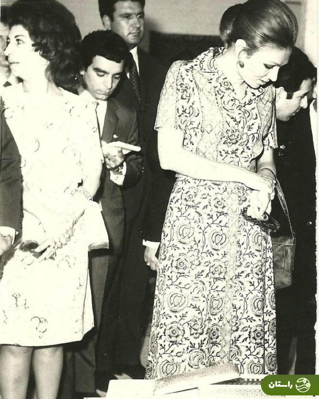 عکس | تونل زمان؛ فرح پهلوی در حال بازدید از یک نمایشگاه؛ دهه ۴۰
