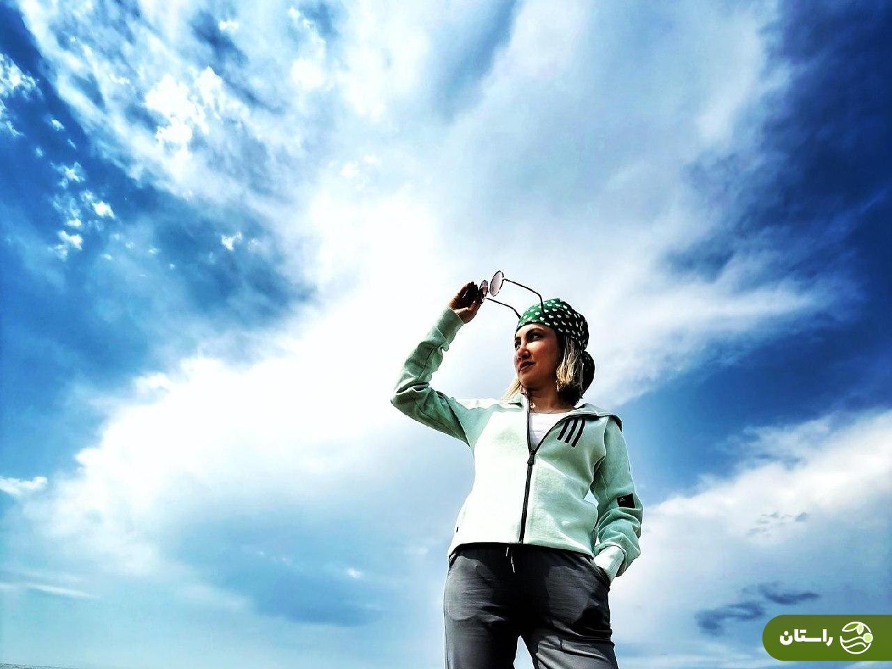 عکس‌های ساحلی و ژست‌های خاص سمیرا حسینی بازیگر نقش مرضیه در فیلم «خجالت نکش»