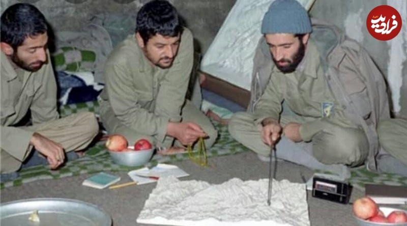 عکس | تونل زمان؛ «سردار شادمانی و سرلشکر عزیز جعفری» در جبهه در حال طراحی عملیات؛ دهۀ ۶۰