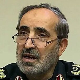 عکس | تونل زمان؛ «سردار شادمانی و سرلشکر عزیز جعفری» در جبهه در حال طراحی عملیات؛ دهۀ ۶۰