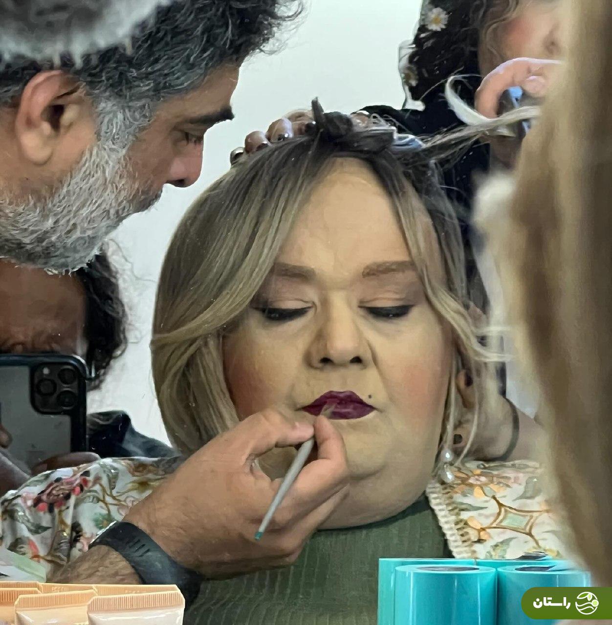 عکس | اکبر عبدی در اتاق گریم جوکر در نقش همسر مجید مظفری