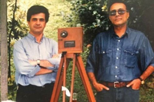 عکس | تونل زمان؛ سلفی دیده نشده از عباس کیارستمی و جعفر پناهی در موزه هنر‌های معاصر تهران؛ ۲۱ سال پیش