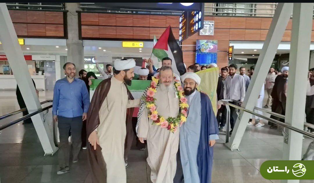 عکس | استقبال از قاسمیان در فرودگاه با حلقه گل عکس | استقبال از قاسمیان در فرودگاه با حلقه گل