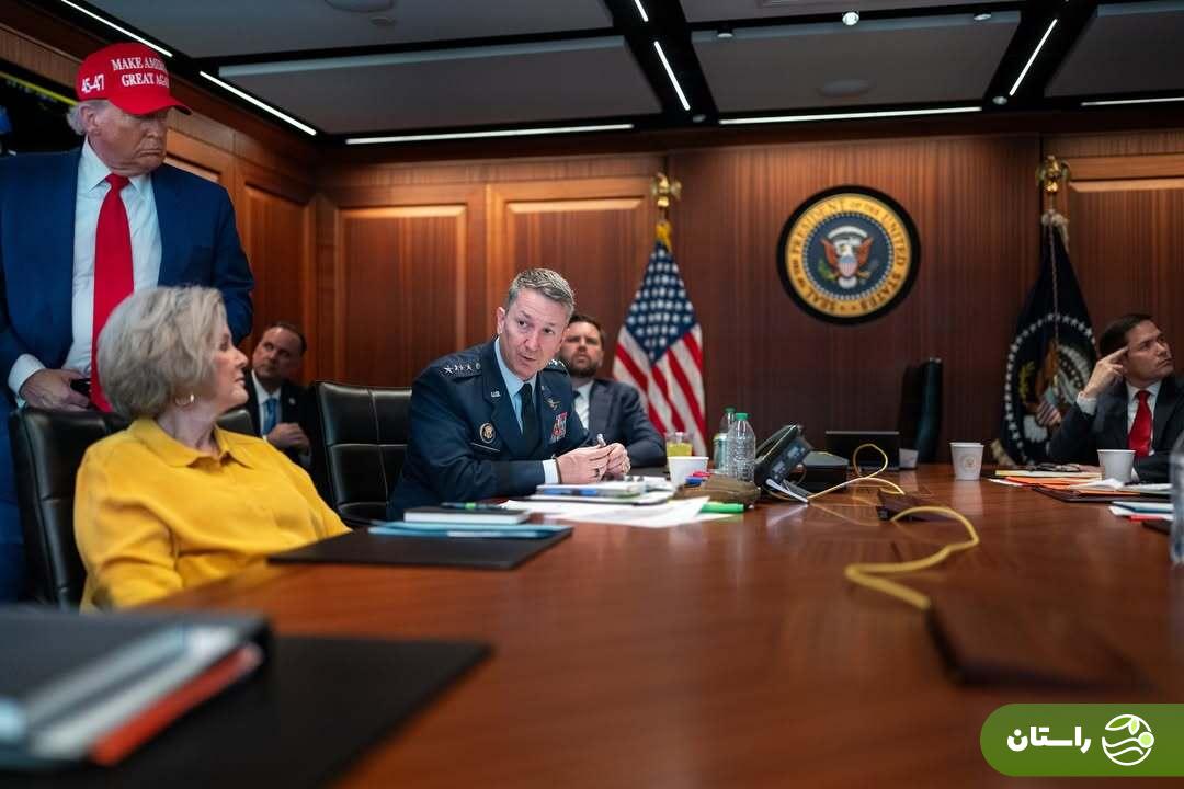عکس | دونالد ترامپ و دی جی ونس در اتاق عملیات حمله به ایران عکس | دونالد ترامپ و دی جی ونس در اتاق عملیات حمله به ایران