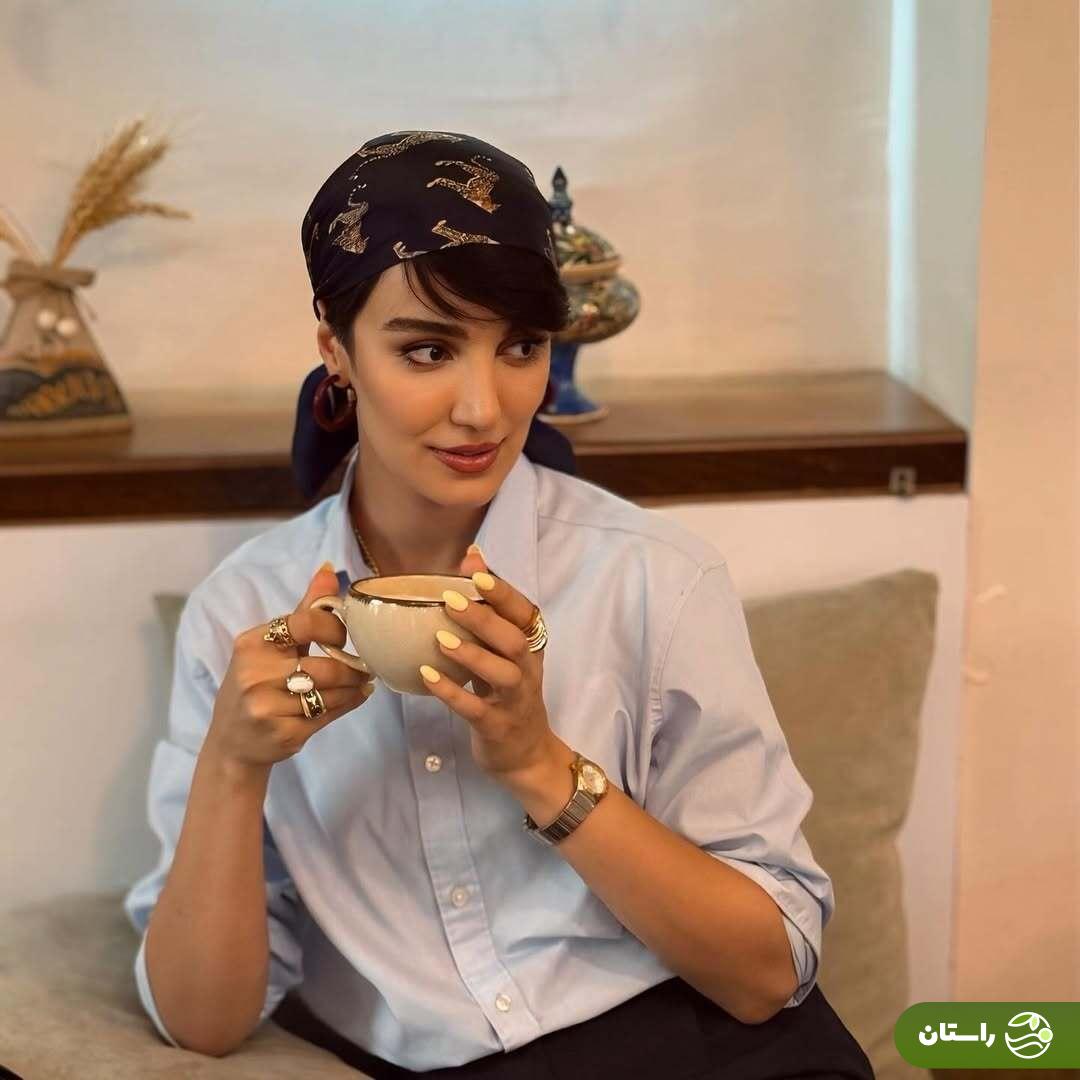 جدیدترین عکس از زارا نادری‌فر، هوژان سریال ناریا در یک کافه