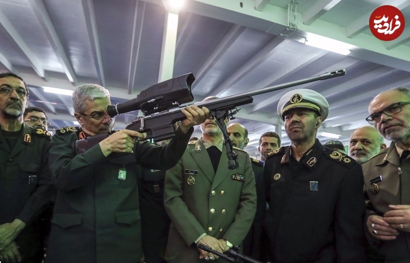 عکس | تونل زمان؛ «سرلشکر باقری» در حال نشانه‌گیری با تفنگ تک‌تیرانداز در یک نمایشگاه؛ ۶ سال پیش