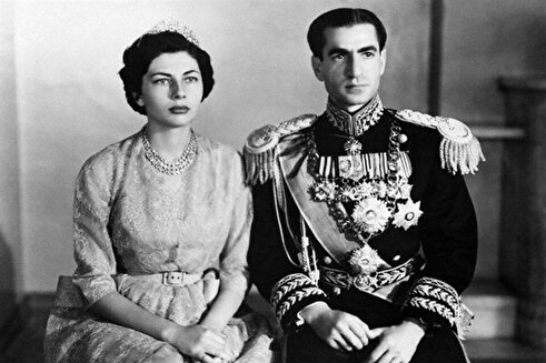 عکس | تونل زمان؛ «ثریا و محمدرضا پهلوی» در حال حرف زدن با طوطی؛ دهه ۳۰