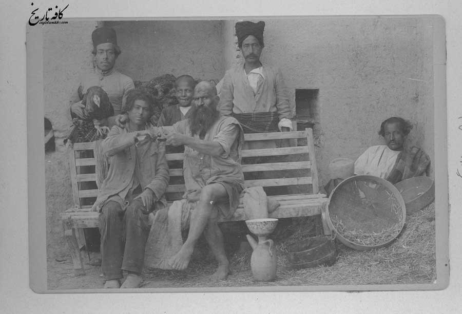 عکس | تونل زمان؛ یکی از الواط اصفهان و نوچه‌هایش در حال شراب خوردن