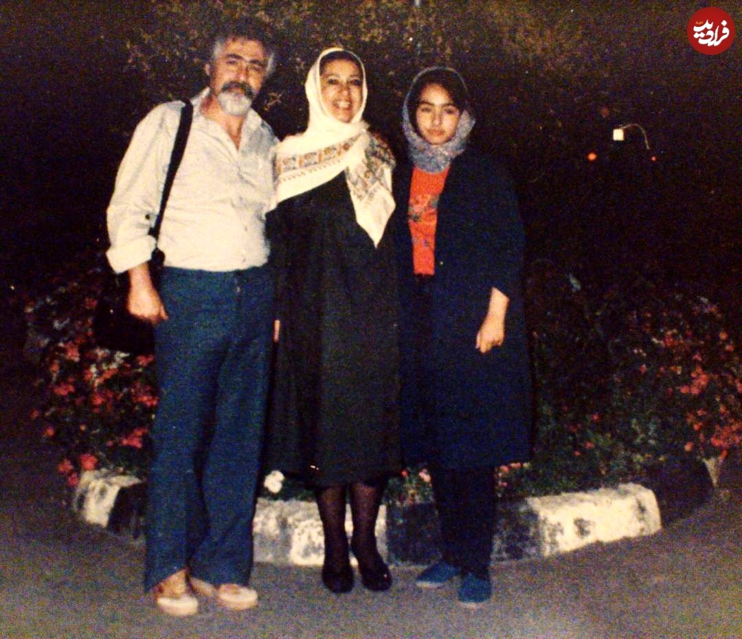 عکس | تونل زمان؛ «ماهایا پطروسیان» در ۱۴ سالگی در کنار پدر و مادرش؛ سال ۶۲