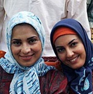 عکس | تونل زمان؛ روشنک عجمیان، آناهیتا همتی، برزو ارجمند و مهتاج نجومی پشت صحنه سریال «یک وجب خاک»؛ ۱۸ سال پیش