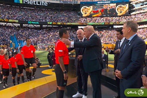 تصاویر | اهدای مدال توسط ترامپ به علیرضا فغانی پس از پایان بازی چلسی و پاری سن ژرمن