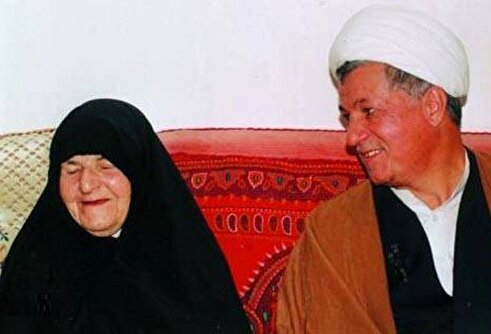عکس | تونل زمان؛ مرحوم هاشمی رفسنجانی در کنار مادر و همسرش؛ دهه ۶۰