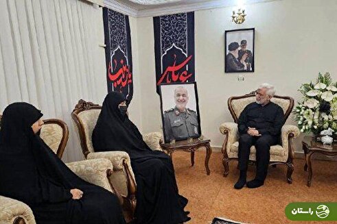 عکس | گریه سعید جلیلی بر روی لباس نظامی سردار سلامی