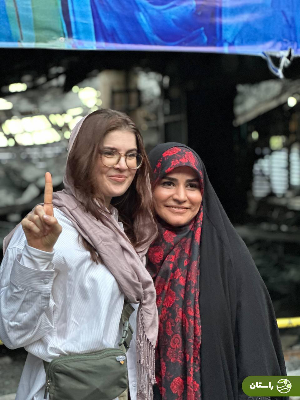 ویدئو | خبرنگاران زن آمریکایی در ایران چه میکنند؟ از عکس یادگاری با سحر امامی در شعار «مرگ بر آمریکا و اسرائیل» ویدئو | خبرنگاران زن آمریکایی در ایران چه میکنند؟ از عکس یادگاری با سحر امامی در شعار «مرگ بر آمریکا و اسرائیل»