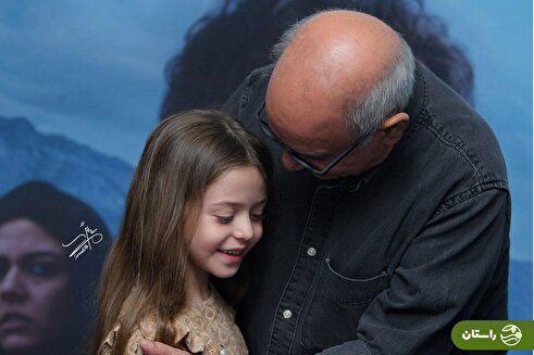 ویدئو | واکنش دیدنی پرویز پرستویی به حضور مرسانا نوروزی در اکران «آنجا همان ساعت»