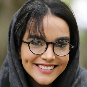 تصاویر | سارا باقری بازیگر نقش هانیه در پشت صحنه سریال «لمندگان»