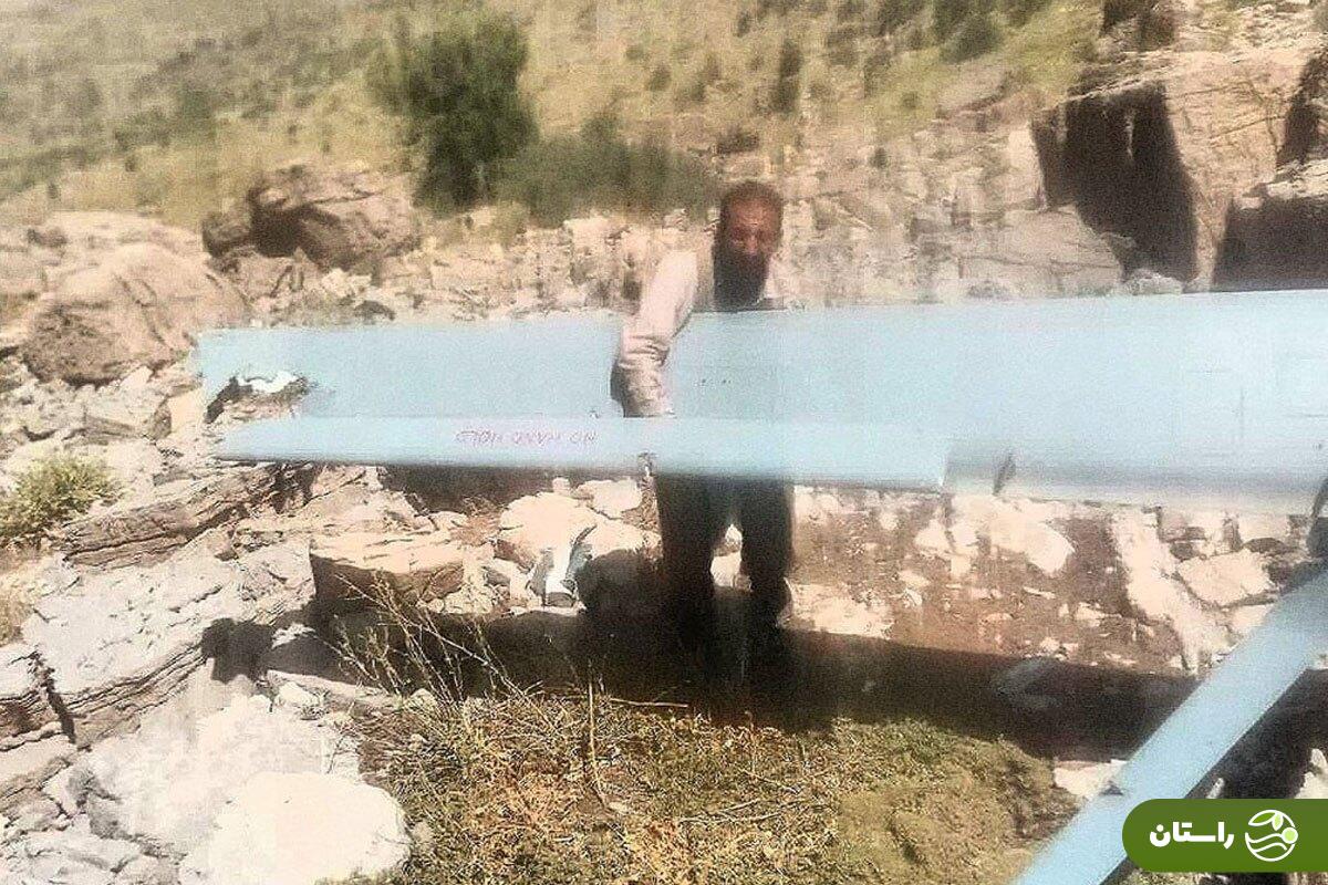 عکس‌های یادگاری مرد روستایی با پهپاد اسرائیلی در کوه‌های خرم‌آباد