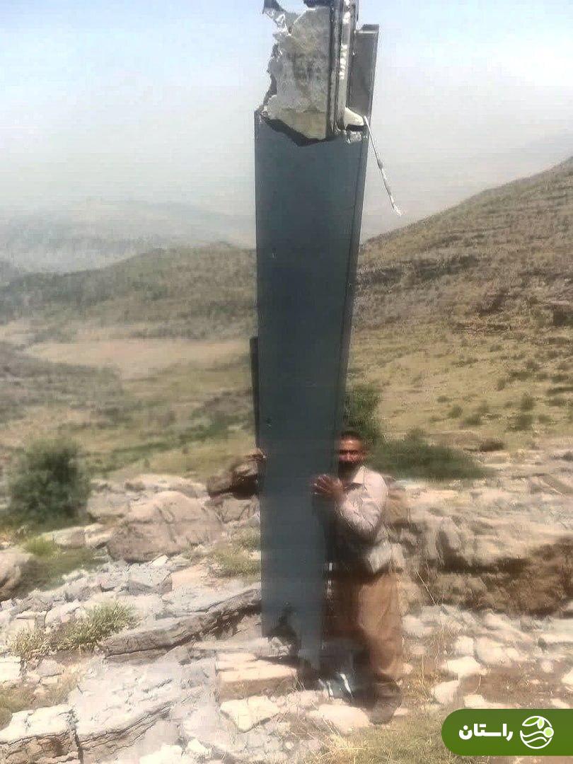 عکس‌های یادگاری مرد روستایی با پهپاد اسرائیلی در کوه‌های خرم‌آباد