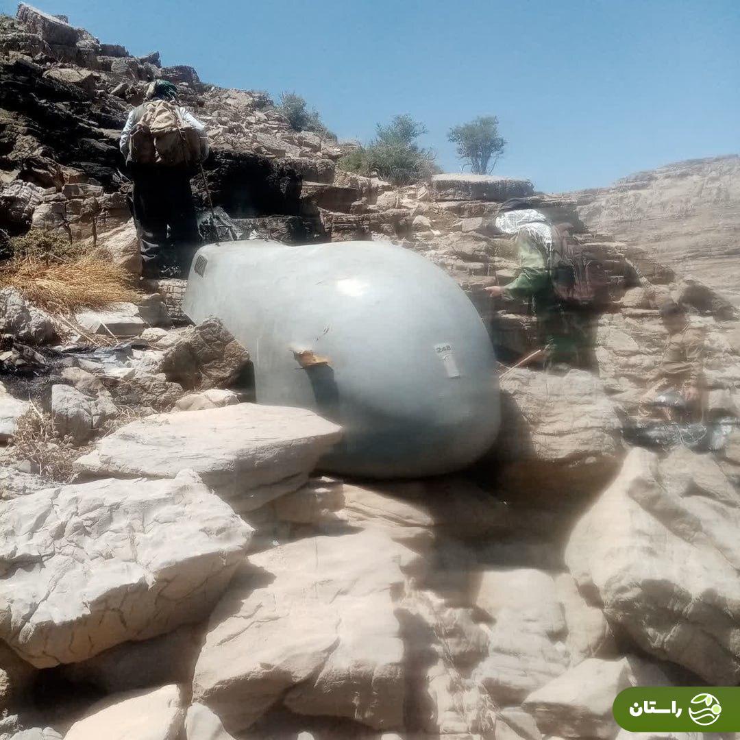 عکس‌های یادگاری مرد روستایی با پهپاد اسرائیلی در کوه‌های خرم‌آباد