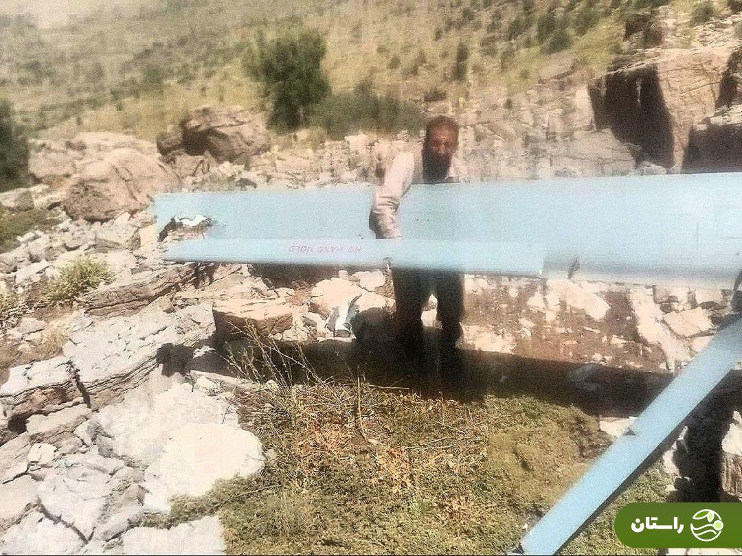 عکس‌های یادگاری مرد روستایی با پهپاد اسرائیلی در کوه‌های خرم‌آباد