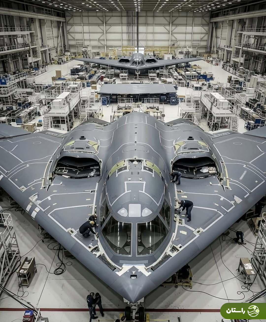 تصویری از خط تولید بمب افکن پنهانکار B-2 Spirit تصویری از خط تولید بمب افکن پنهانکار B-2 Spirit