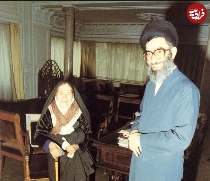 عکس؛ سفر در زمان؛ «رهبر انقلاب در کنار مادرشان خدیجه میردامادی»؛ دهه ۶۰