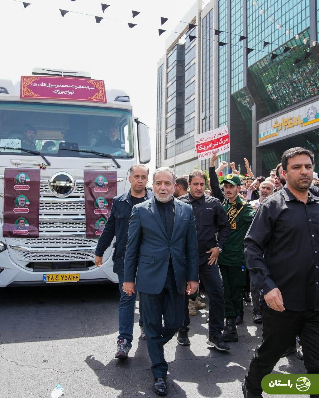 تصاویر متفاوت عراقچی از حضور در مراسم تشییع پیکر شهدا و فرماندهان جنگ با اسرائیل