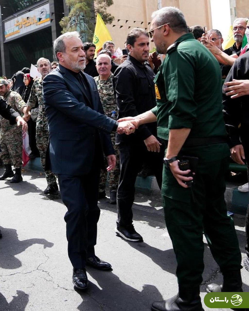 تصاویر متفاوت عراقچی از حضور در مراسم تشییع پیکر شهدا و فرماندهان جنگ با اسرائیل