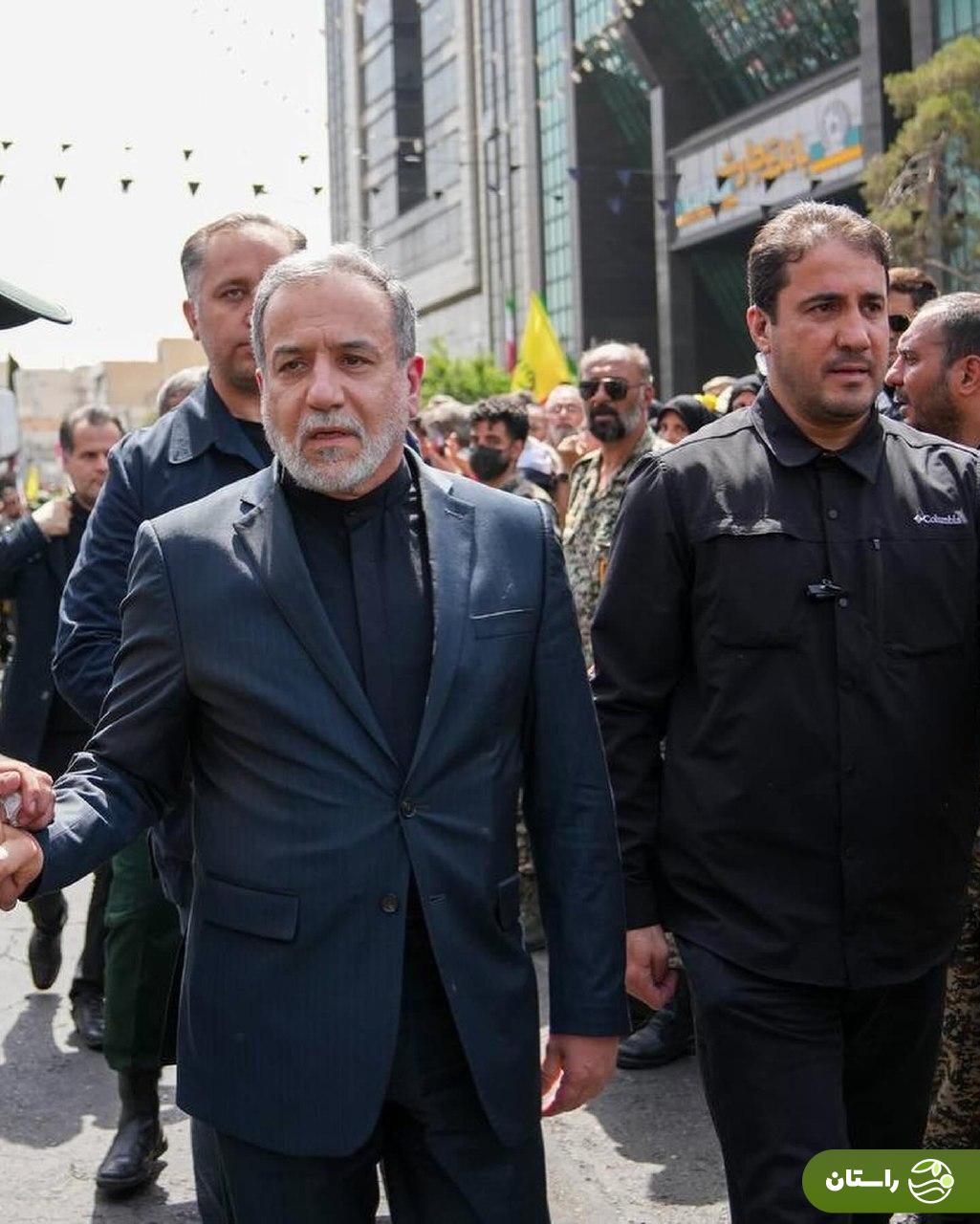 تصاویر متفاوت عراقچی از حضور در مراسم تشییع پیکر شهدا و فرماندهان جنگ با اسرائیل