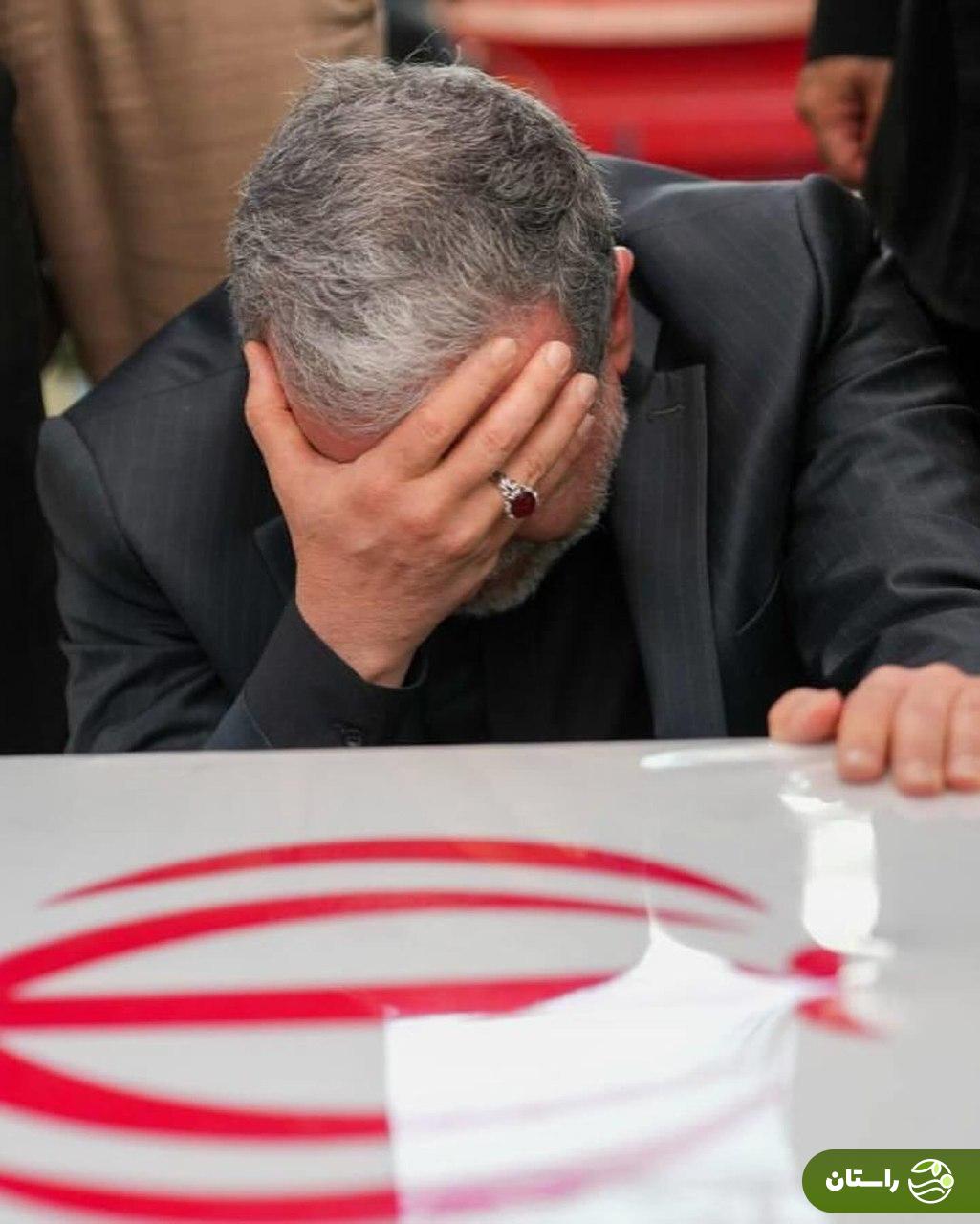 تصاویر متفاوت عراقچی از حضور در مراسم تشییع پیکر شهدا و فرماندهان جنگ با اسرائیل