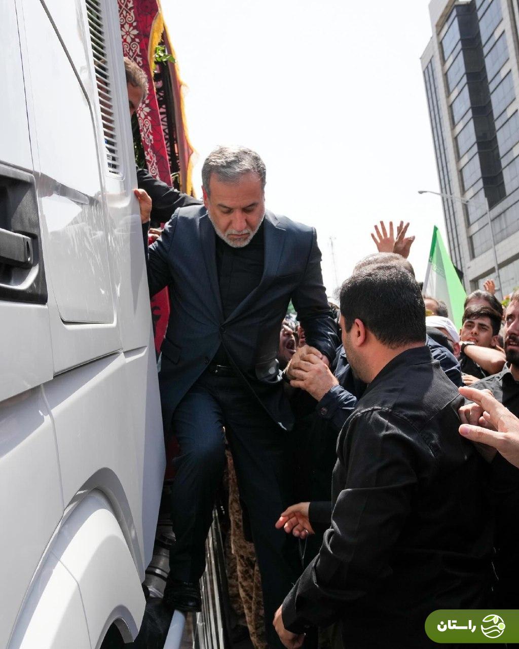 تصاویر متفاوت عراقچی از حضور در مراسم تشییع پیکر شهدا و فرماندهان جنگ با اسرائیل