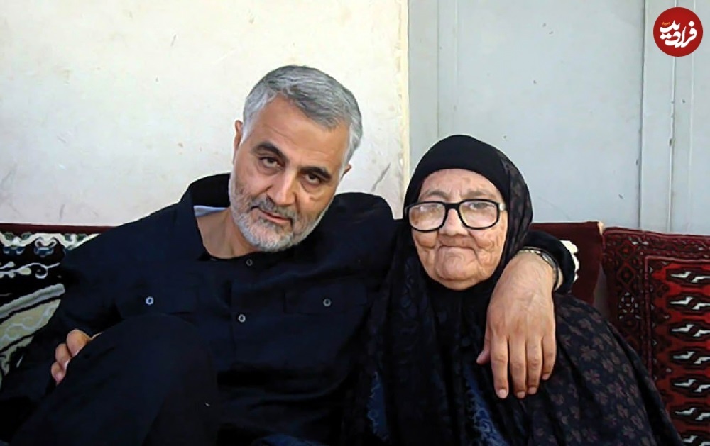 عکس؛ تونل زمان؛ ژست احساسی «سردار سلیمانی در کنار مادرش»؛ دهه ۹۰