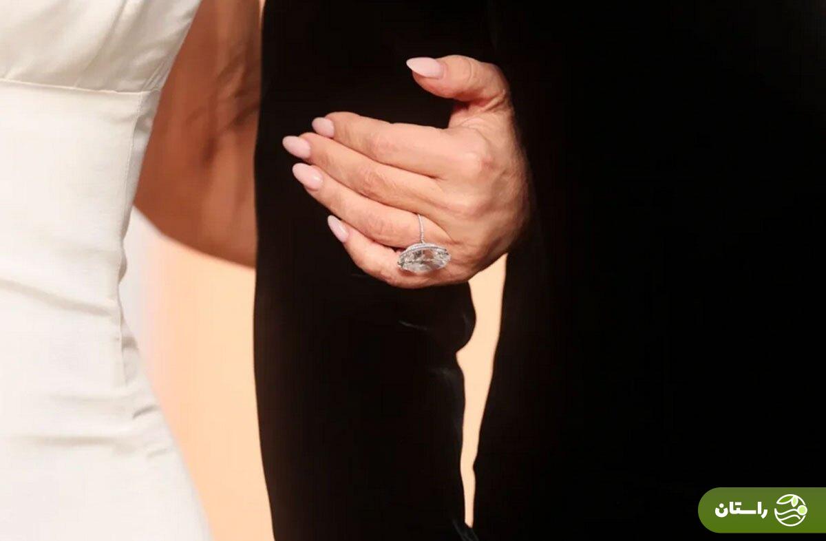 قیمت سرسامآور حلقه الماس لورن سانچز همسر جف بزوس در مراسم عروسی + عکس قیمت سرسامآور حلقه الماس لورن سانچز همسر جف بزوس در مراسم عروسی + عکس