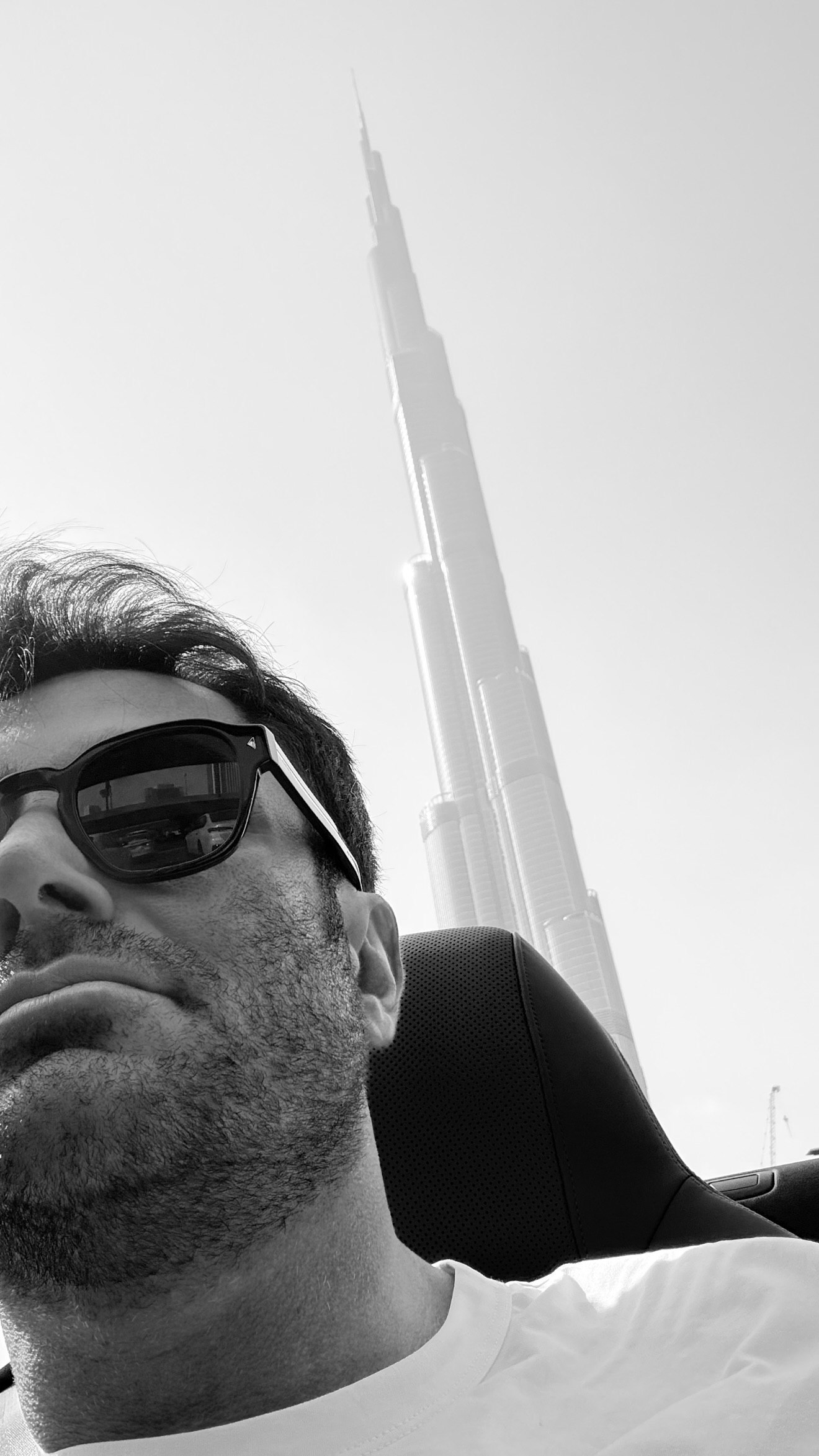 عکس | سلفی خاص و متفاوت محمدرضا گلزار با برج خلیفه دبی