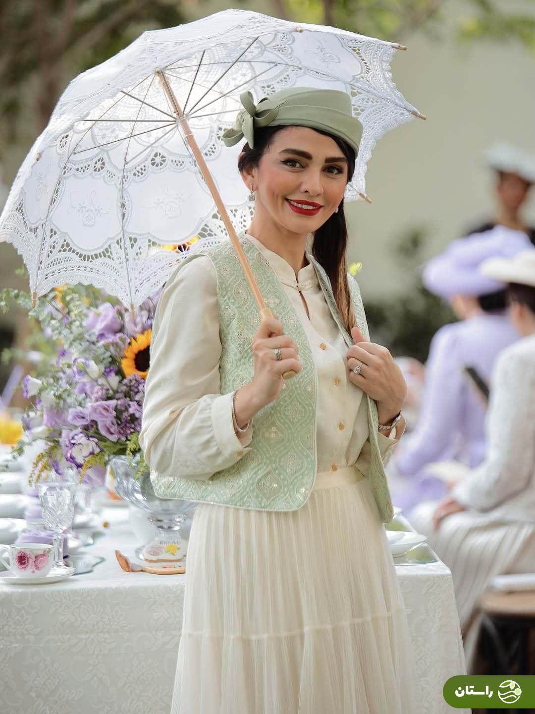 خانم بازیگر وضعیت سفید با استایل جذاب در یک مهمانی چای لندنی