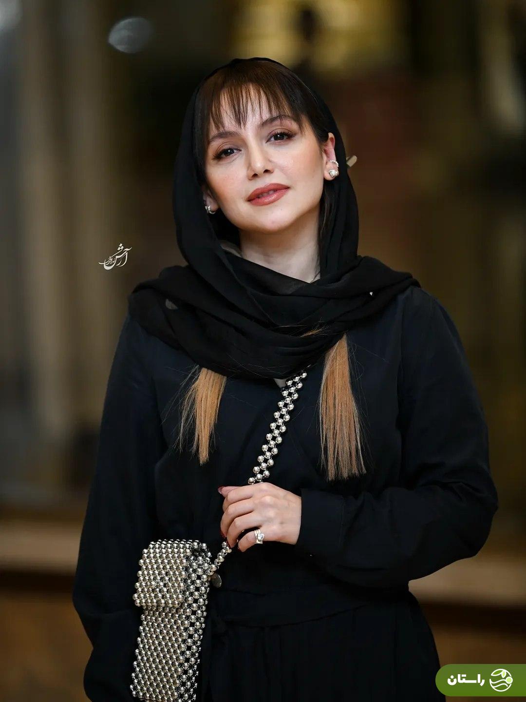 تصاویر | استایل نازنین بیاتی «شیرین سریال تاسیان» در یک گالری