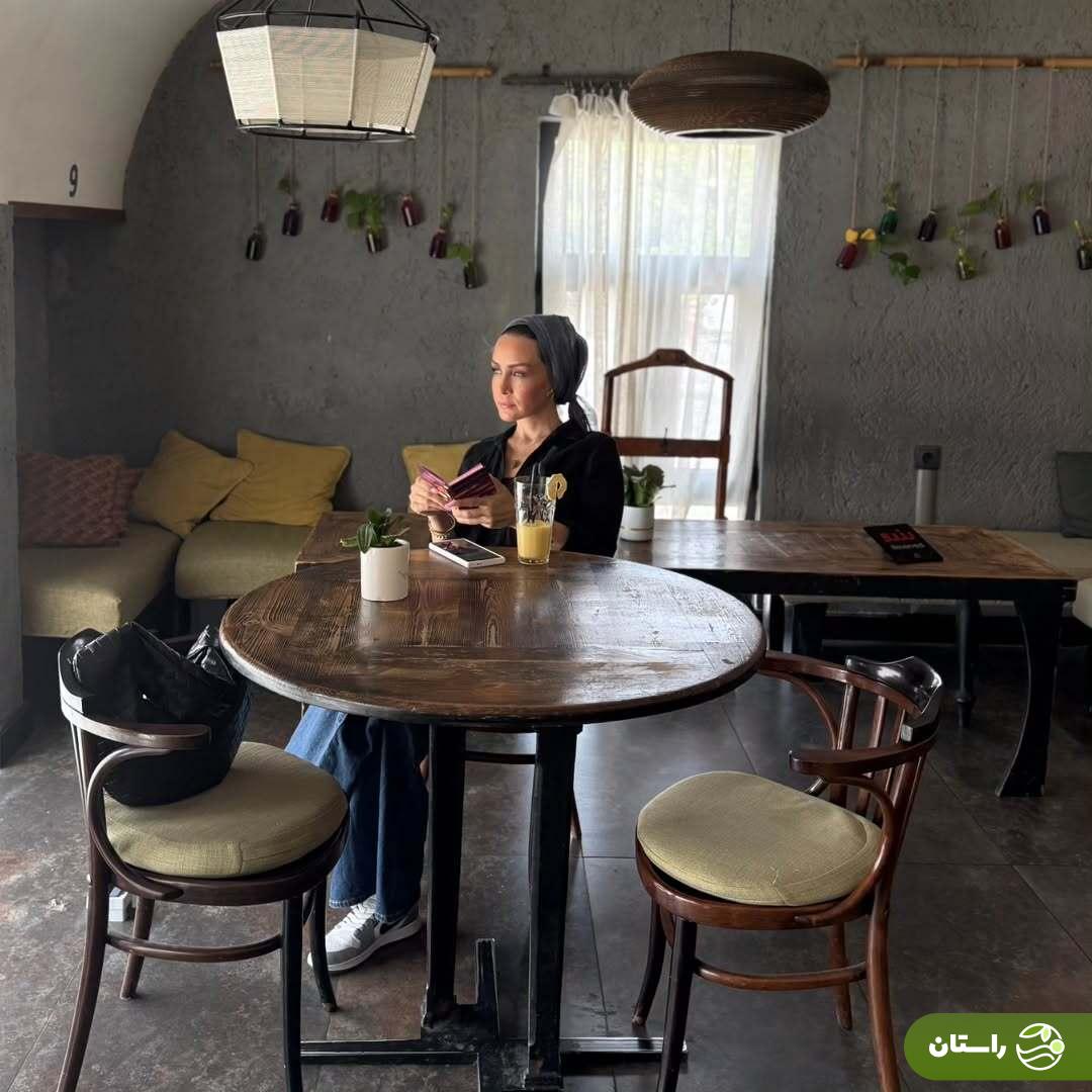 عکس | ژست روشنفکرانه حدیث فولادوند در کافه‌ای با طراحی مینیمال