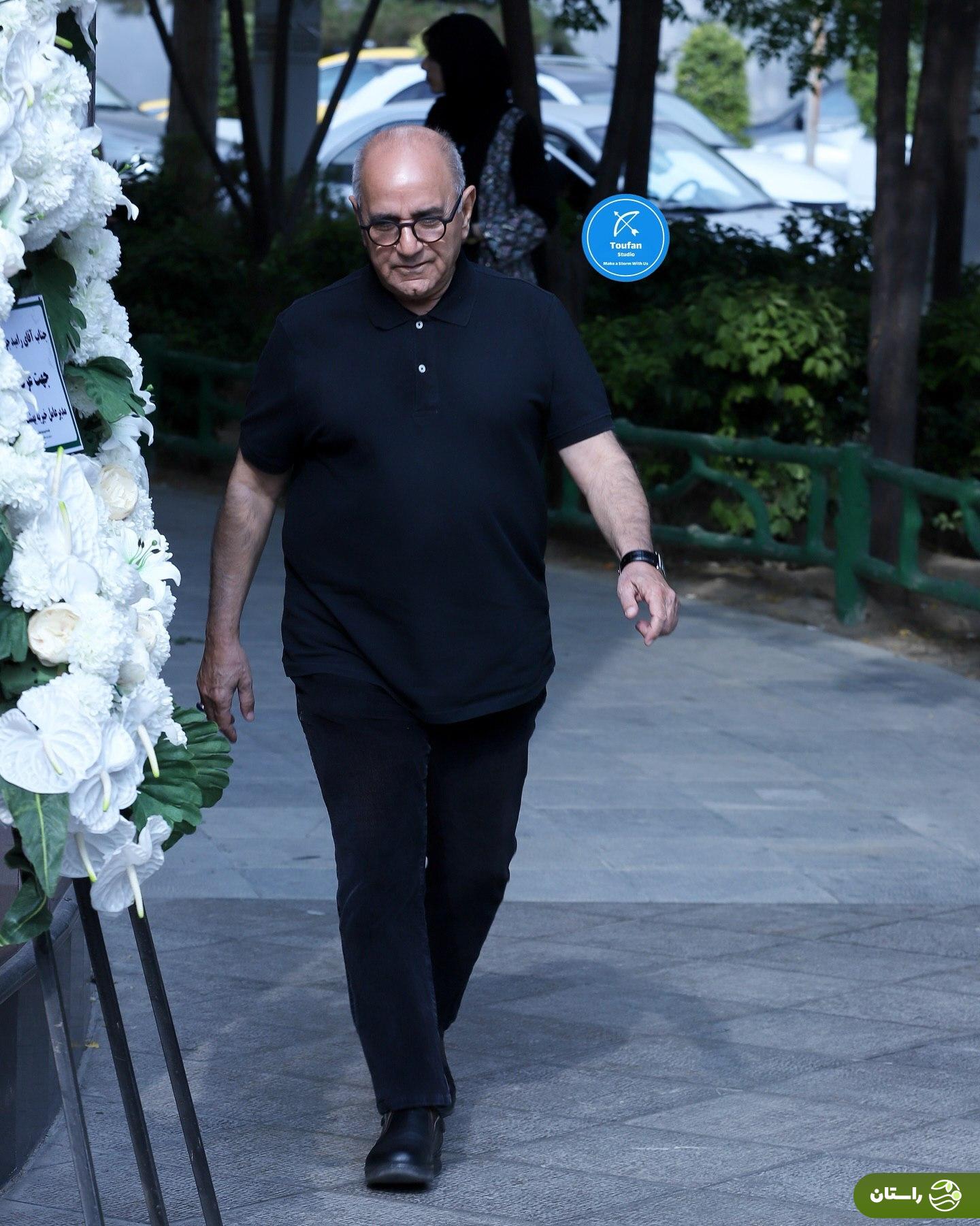 تصاویر | حضور هنرمندان سرشناس در مراسم ختم پدر رامبد جوان