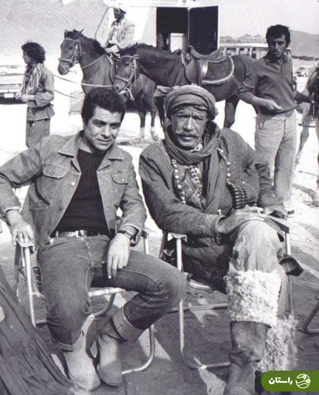 عکس | تونل زمان؛ بهروز وثوقی و آنتونی کوئین در پشت صحنه فیلم سینمایی کاروان‌ها