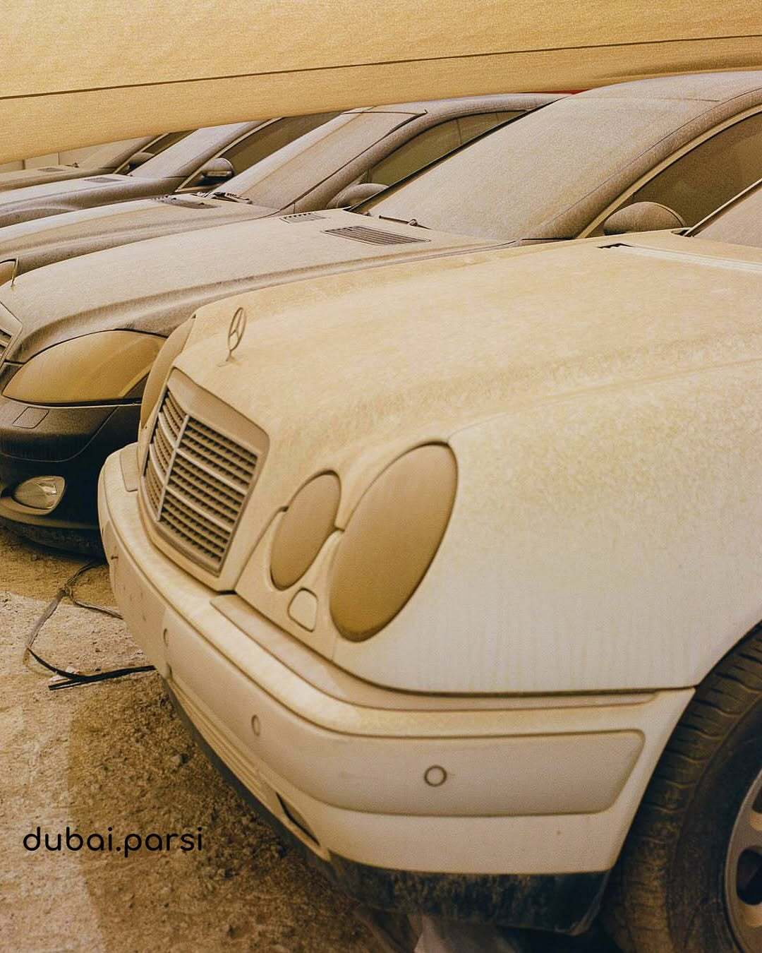 تصاویر | قبرستان مرسدس‌های لوکس در صحرای شارجه