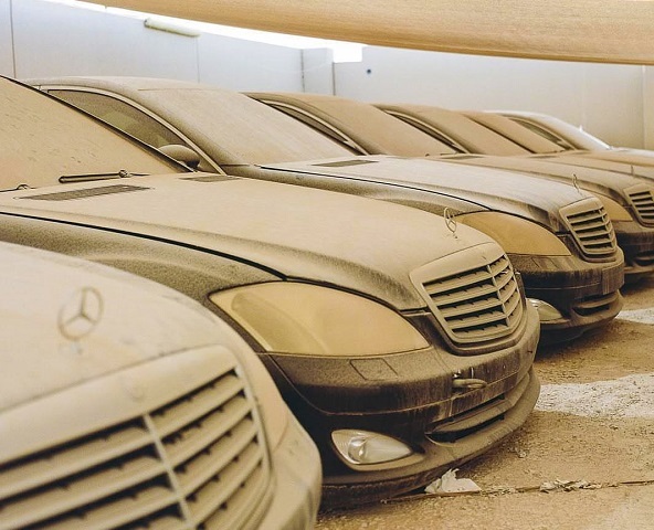 تصاویر | قبرستان مرسدس‌های لوکس در صحرای شارجه