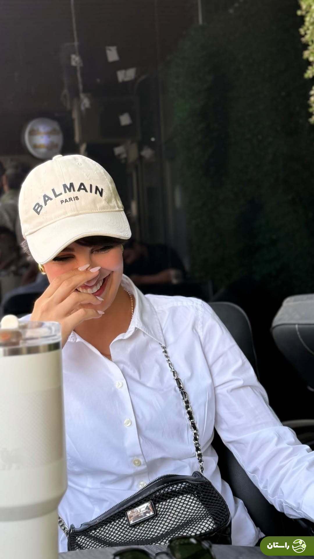 تصاویر | ژست‌های زارا نادری‌فر هوژان سریال ناریا در یک کافه