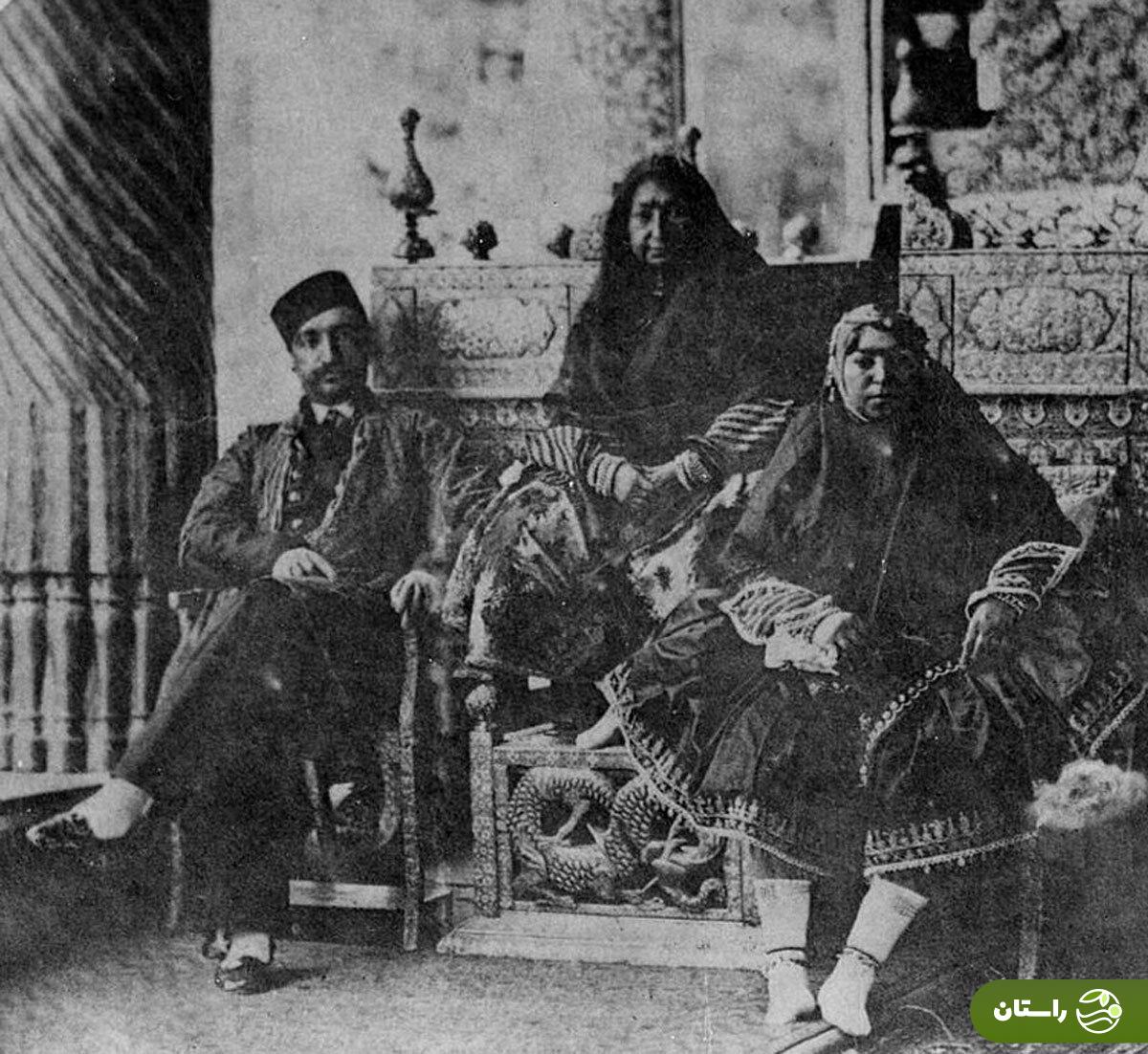عکس | تونل زمان؛ ناصرالدین شاه جار در کنار مادر (مهدعلیا) و خواهرش (عزت الدوله)