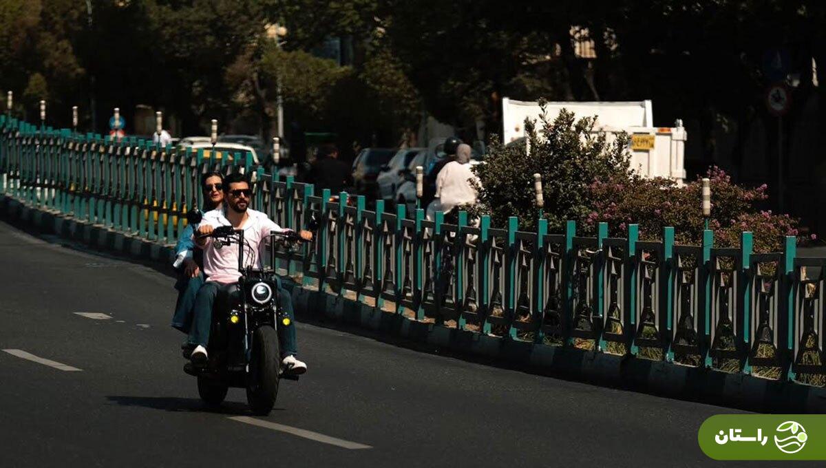 عکس | پردیس احمدیه و سینا مهراد سوار بر موتور در سریال «از یاد رفته»