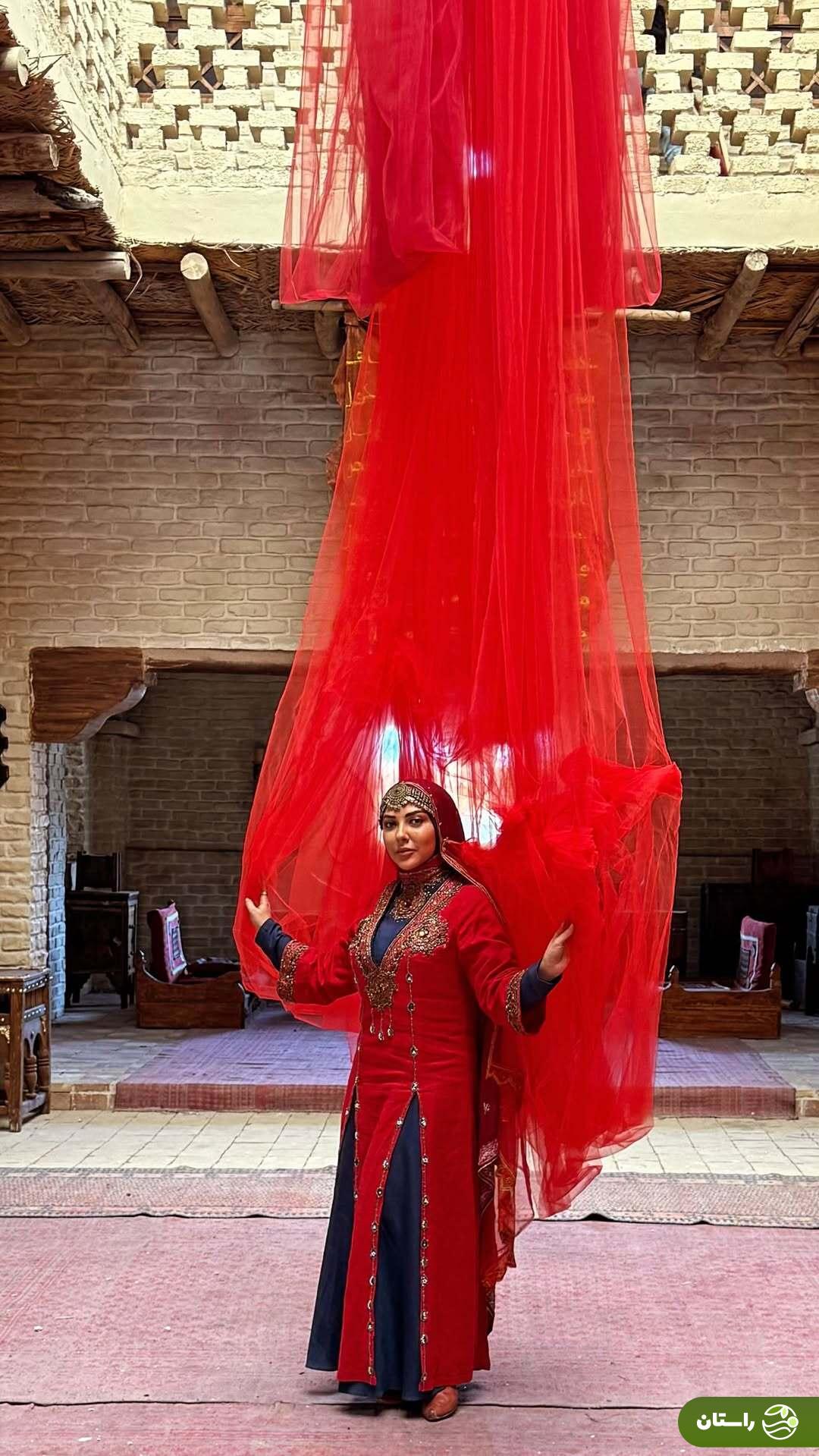 عکس | لیلا اوتادی در پشت صحنه سریال مهمان‌کشی