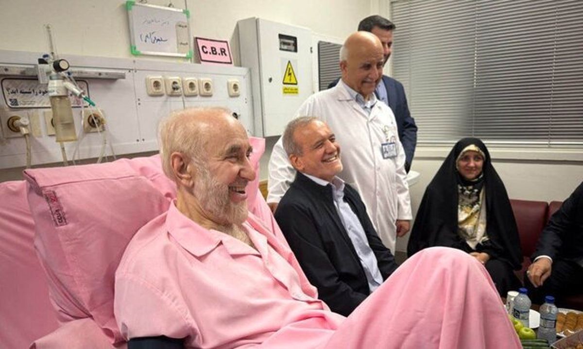 عکس | خاتمی با یک هدیه خاص در بیمارستان سورپرایز شد؛ چرا همه چیز صورتی بود؟!