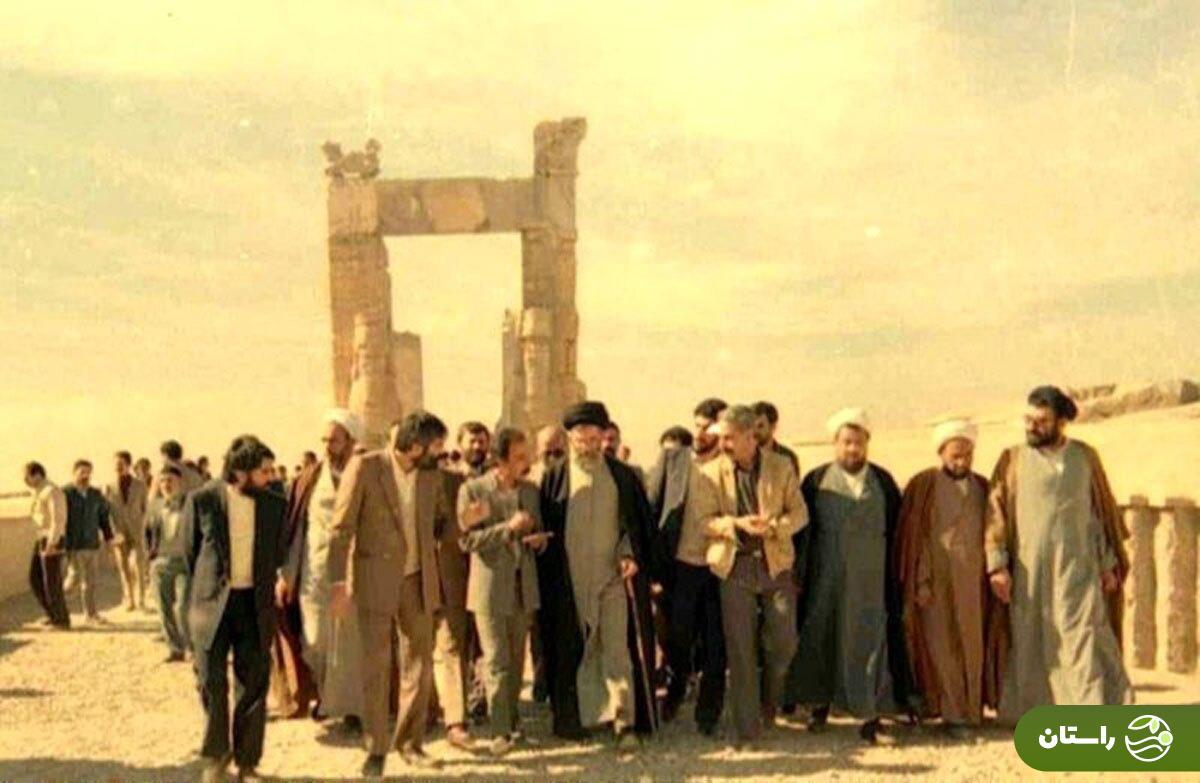 عکس | تونل زمان؛ بازدید آیت‌الله خامنه‌ای تخت جمشید؛ ۲۱ آذر ۱۳۶۷