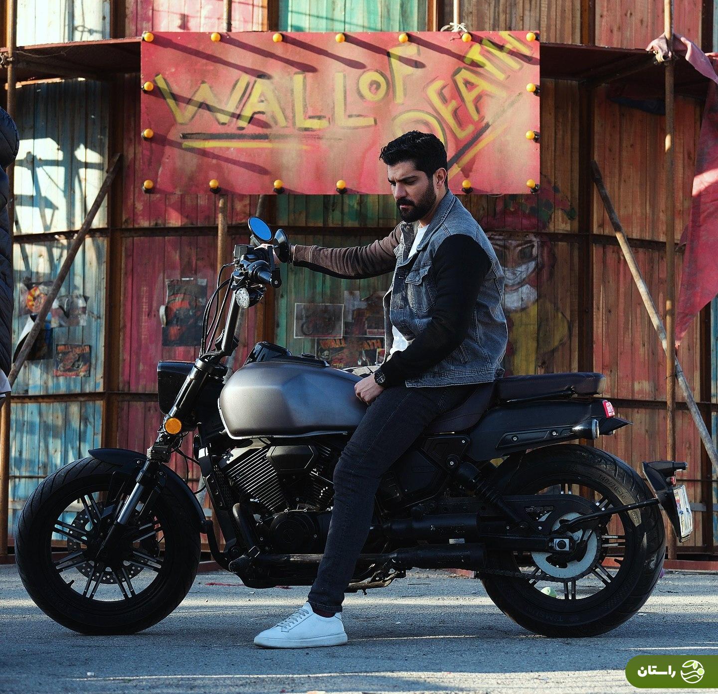 استایل شیک سینا مهراد با موتور + عکس