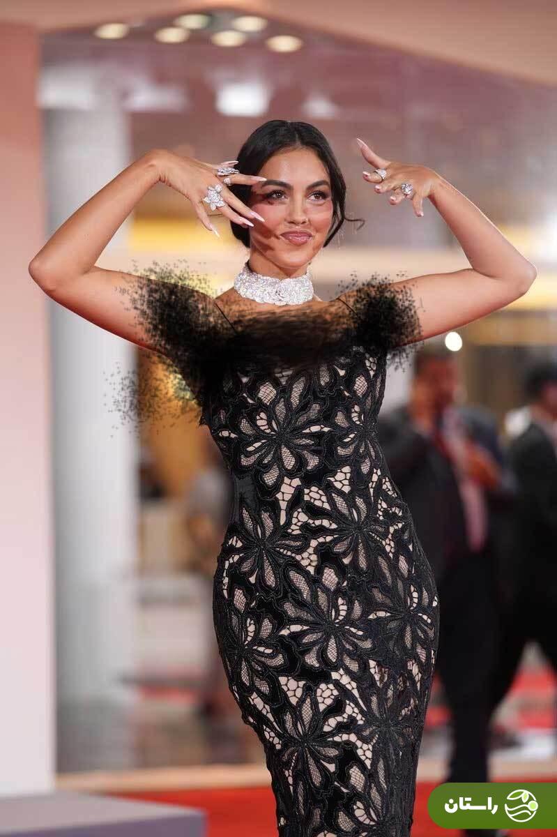 جورجینا رودریگز با نمایش اغراقگونه انگشتر نامزدی ۶ میلیون دلاری روی فرش قرمز جشنواره ونیز جورجینا رودریگز با نمایش اغراقگونه انگشتر نامزدی ۶ میلیون دلاری روی فرش قرمز جشنواره ونیز