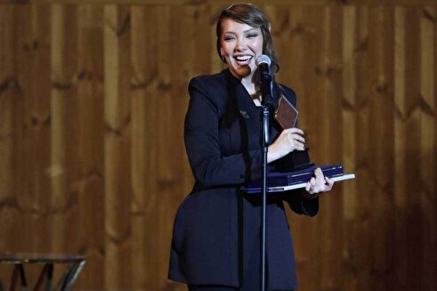 (تصویر) صدف اسپهبدی در کنار پدر و مادرش در جشن بزرگ منتقدان سینما